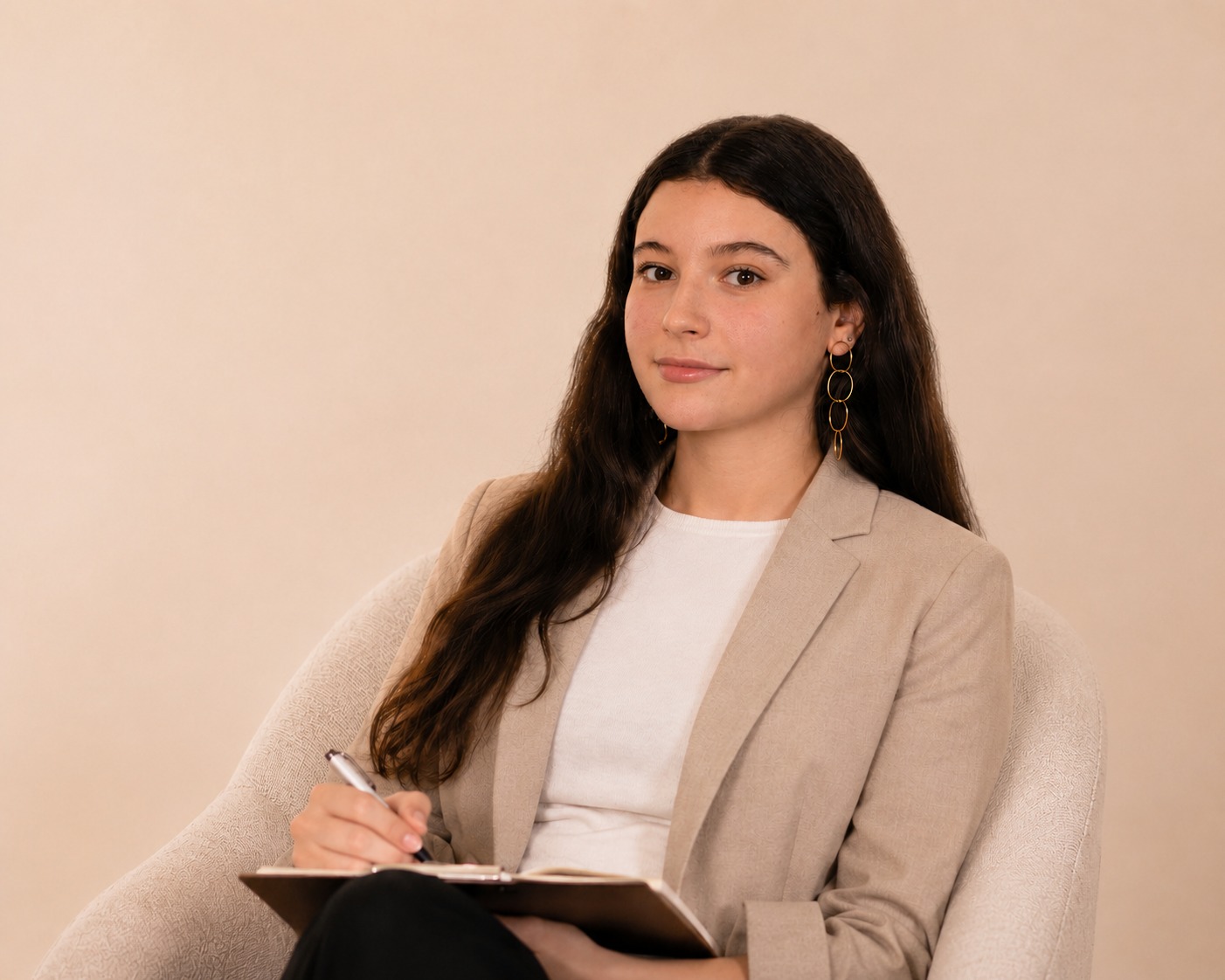 María Escayola, psicóloga, sentada en consulta con un cuaderno